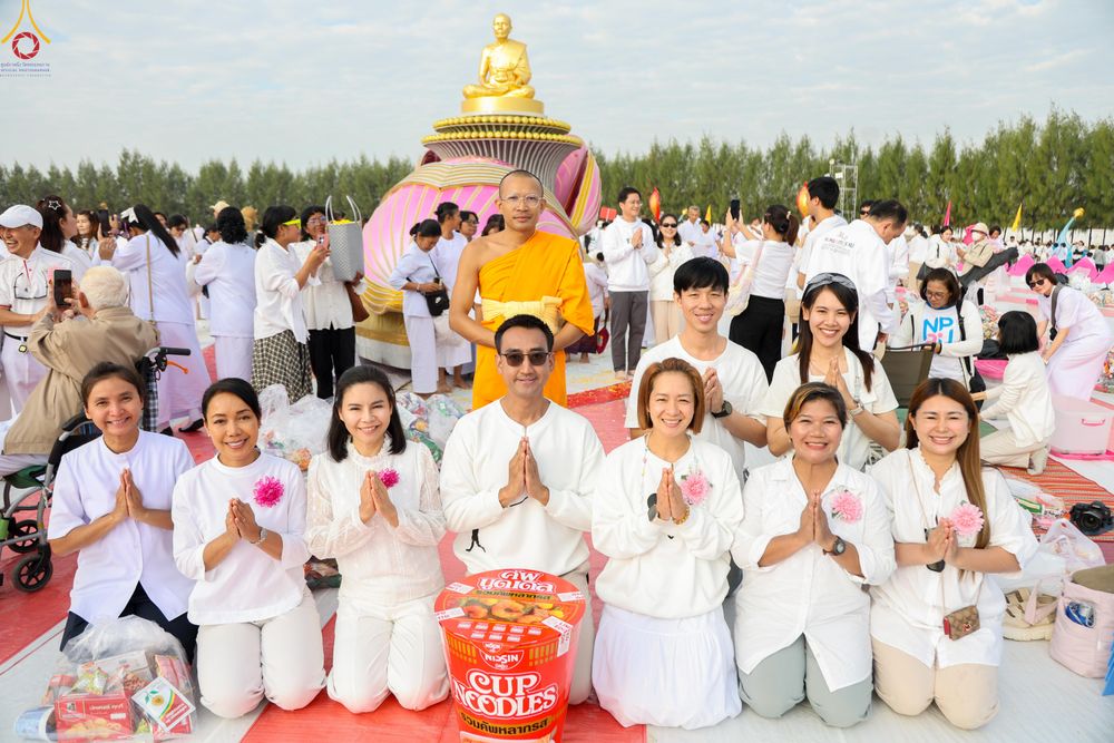 ภาพ No.302756:วันที่ 24 มกราคม พ.ศ. 2569 พิธีตักบาตรพระธรรมยาตรา(ภาพชุดที่ 2) ณ อนุสรณ์สถานลำดับที่ 5 สถานที่เผยแผ่วิชชาธรรมกายครั้งแรก อนุสรณ์สถานบางปลา วัดบางปลา อำเภอบางเลน จังหวัดนครปฐม ในโครงการธรรมยาตรา กตัญญูบูชา มหาปูชนียาจารย์ พระมงคลเทพมุนี(สด จนฺทสโร) พระผู