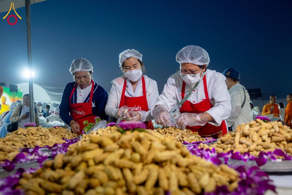 ภาพ No.292249:วันที่ 11 มกราคม พ.ศ. 2569 พิธีถวายภัตตาหารเป็นสังฆทาน แด่พระธรรมยาตรา ในโครงการธรรมยาตรา กตัญญูบูชา มหาปูชนียาจารย์ พระมงคลเทพมุนี(สด จนฺทสโร) พระผู้ปราบมาร อนุสรณ์สถาน 7 แห่ง ปีที่ 14 ณ  อนุสรณ์สถานลำดับที่ 2  สถานที่ตั้งมโนปณิธานบวชตลอดชีวิต อนุสรณ์สถ