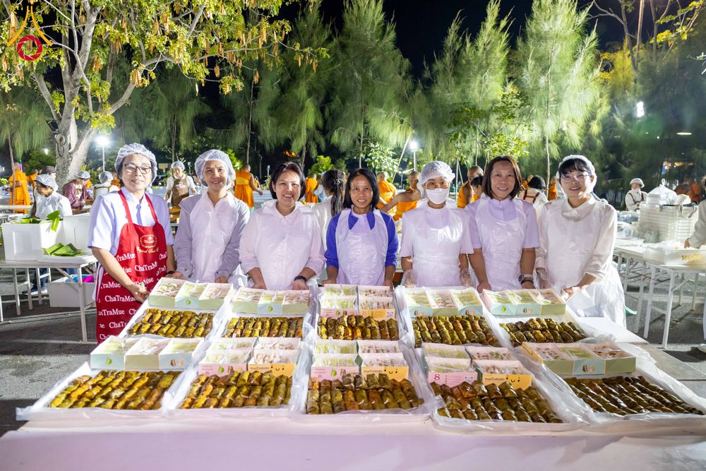 ภาพ No.288780:วันที่ 6 มกราคม พ.ศ. 2569 พิธีถวายภัตตาหารเป็นสังฆทาน แด่พระธรรมยาตรา ในโครงการธรรมยาตรา กตัญญูบูชา มหาปูชนียาจารย์ พระมงคลเทพมุนี(สด จนฺทสโร) พระผู้ปราบมาร อนุสรณ์สถาน 7 แห่ง ปีที่ 14 ณ อนุสรณ์สถานมหาวิหารพระมงคลเทพมุนี (โลตัสแลนด์) อ.สองพี่น้อง จ.สุพรร