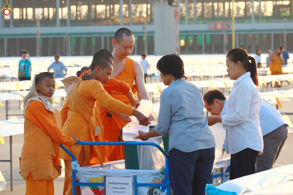 ภาพ No.321530:วันที่ 9-10 เมษายน พ.ศ.2569 การเตรียมงาน มัดถุงน้ำ ถ่วงขาโต๊ะไทยธรรม เพื่องานถวายมหาสังฆทาน 40,000 กว่าวัดทั่วประเทศ วันคุ้มครองโลก 22 เมษายน พ.ศ.2569 วัดพระธรรมกาย