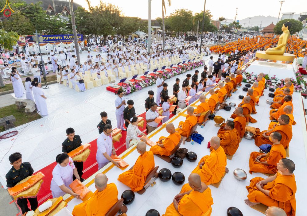 ภาพ No.282592:วันเสาร์ที่ 20 ธันวาคม พ.ศ.2568 พิธีตักบาตรพระ 10,000 รูป (ชุด 2) เนื่องในโอกาส 194 ปี จังหวัดกาญจนบุรี และอุทิศส่วนกุศลให้แด่บรรพชนทั้งหลาย บริเวณถนนสองแคว (Skywalk) เมืองกาญจนบุรี