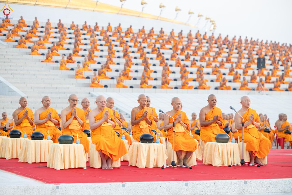 ภาพ No.279713:วันที่ 1 มกราคม พ.ศ.2569 พิธีตักบาตรในวันขึ้นปีใหม่ ณ ลานธรรม วัดพระธรรมกาย