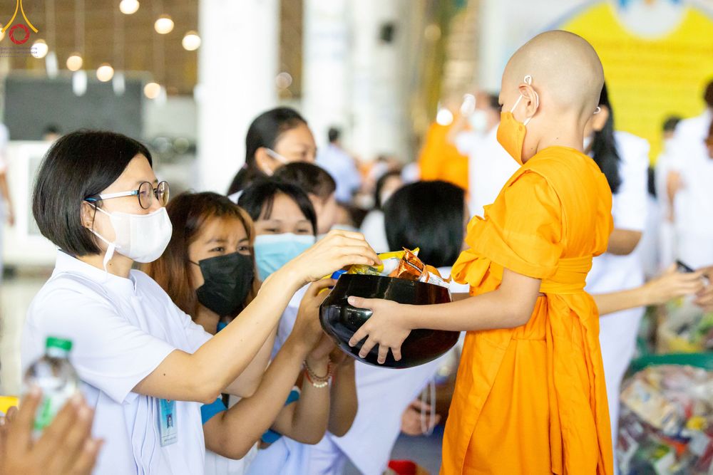 ภาพ No.81513:พิธีตักบาตร ข้าวสารอาหารแห้ง และพิธีบูชาข้าวพระ ณ สภาธรรมกายสากล วัดพระธรรมกาย วันเสาร์ที่ 3 มิถุนายน 2566