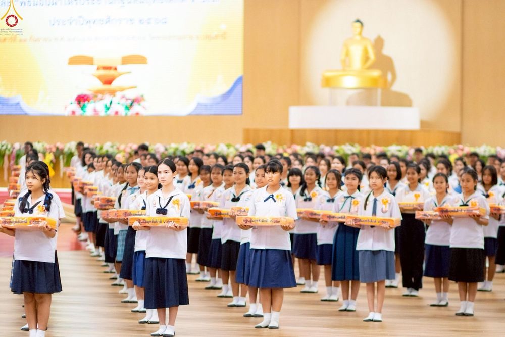 ภาพ No.246094:วันเสาร์ที่ 13 กันยายน พ.ศ. 2568 พิธีมอบผ้าไตรประธานกฐินสัมฤทธิ์เด็กดี V-Star ณ สภาธรรมกายสากล วัดพระธรรมกาย