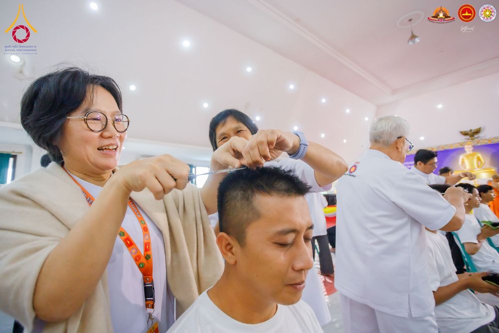 ภาพ No.284465:วันพุธที่ 17  ธันวาคม พ.ศ.2568  พิธีปลงผมนาคธรรมทายาท  โครงการบรรพชาสามเณรและบวชอุบาสิกาแก้ว  ณ วิทยาลัยศรีวิจายา (Sekolah Tinggi Agama Buddha Negeri Sriwijaya) เมืองตังเกอรัง จังหวัดบันเตน ประเทศอินโดนีเซีย