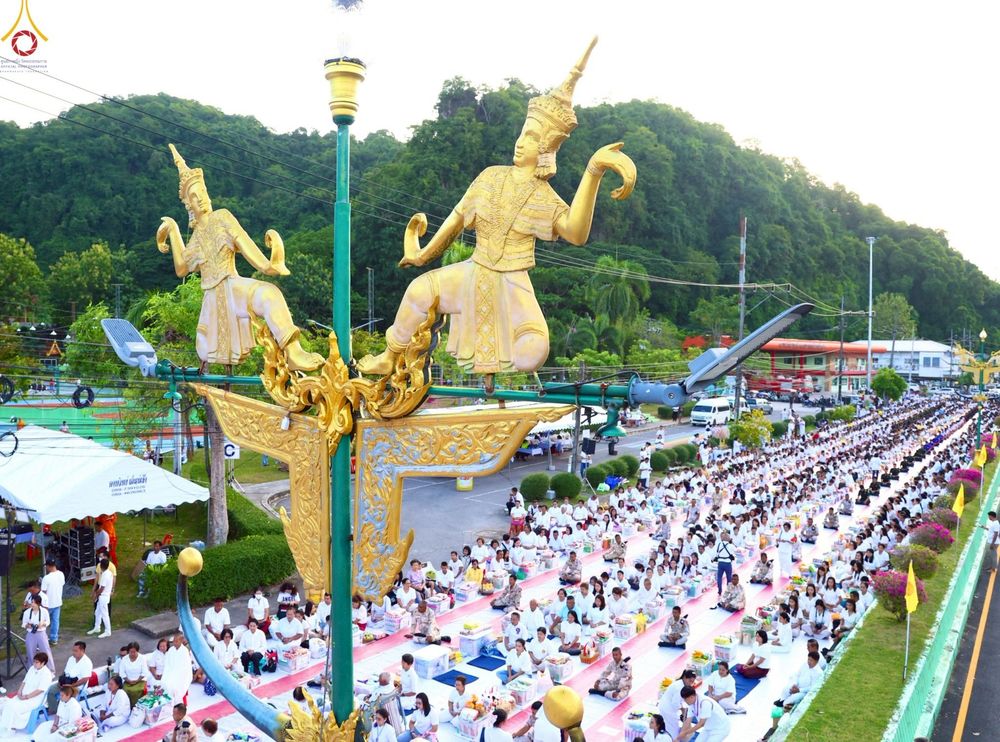 ภาพ No.235152:วันอาทิตย์ที่ 27 กรกฎาคม พ.ศ. 2568 พิธีตักบาตรพระ1,000 รูป ทำบุญเมืองพัทลุง ประธานสงฆ์ พระปริยัติวชิโรดม  เจ้าคณะจังหวัดพัทลุง ประธานฆราวาส นายรัฐศาสตร์ ชิดชู  ผู้ว่าราชการจังหวัดพัทลุง