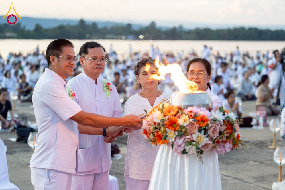 ภาพ No.250449:วันอังคารที่ 7 ตุลาคม พ.ศ. 2568 พิธีจุดประทีปบูชาพระรัตนตรัย ณ ลานธรรมปทุมรัตน์ธรรมเจดีย์ พุทธอุทยานนานาชาติ อ.โพนพิสัย จ.หนองคาย