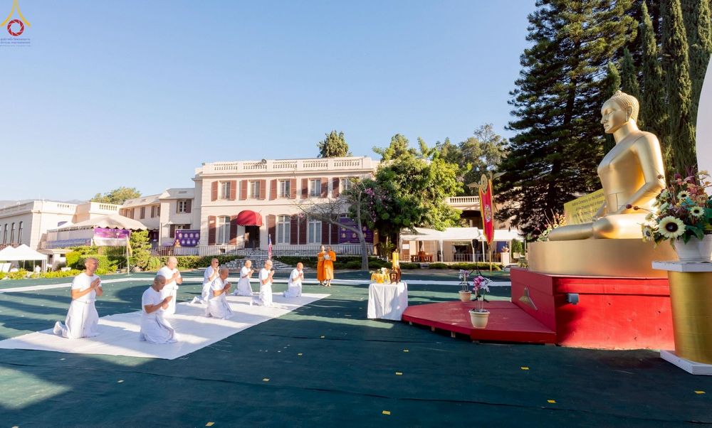 ภาพ No.252237:วันที่ 4-5 ตุลาคม พ.ศ. 2568  วัดพระธรรมกายแคลิฟอร์เนีย ประเทศสหรัฐอเมริกา ได้จัดพิธีตัดปอยผม โดยคณะสงฆ์ ญาติ ๆ และสาธุชน ให้กับนาคธรรมทายาท 8 ท่าน และได้จัดพิธีบรรพชา-อุปสมบท ฉลองพิธีทอดกฐินบรมจักรพรรดิ สร้างอุโบสถ 82 ปี บูชาธรรมหลวงพ่อธัมมชโย