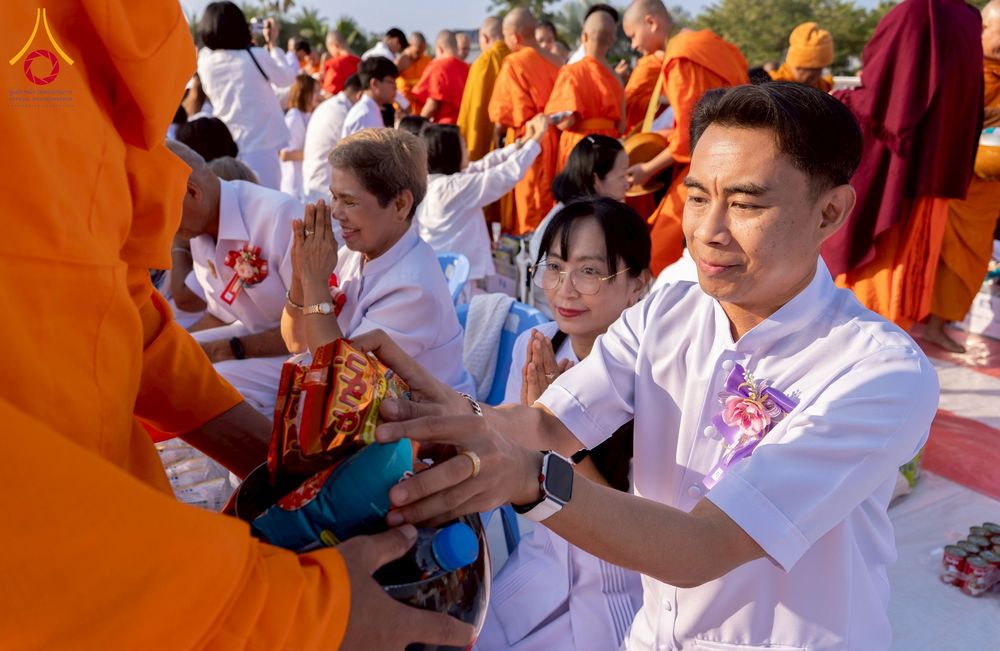 ภาพ No.276915:วันเสาร์ที่ 6 ธันวาคม พ.ศ. 2568 พิธีตักบาตรพระ 1,000 รูป อุทิศถวายพระราชกุศลสมเด็จพระนางเจ้าสิริกิติ์ พระบรมราชินีนาถ พระบรมราชชนนี พันปีหลวง และ ทำบุญเมืองลำปาง ครบรอบ 1,345 ปี ณ ลานพระบรมราชานุสาวรีย์สมเด็จพระนเรศวรมหาราชนครลำปาง อ.เกาะคา จ.ลำปาง