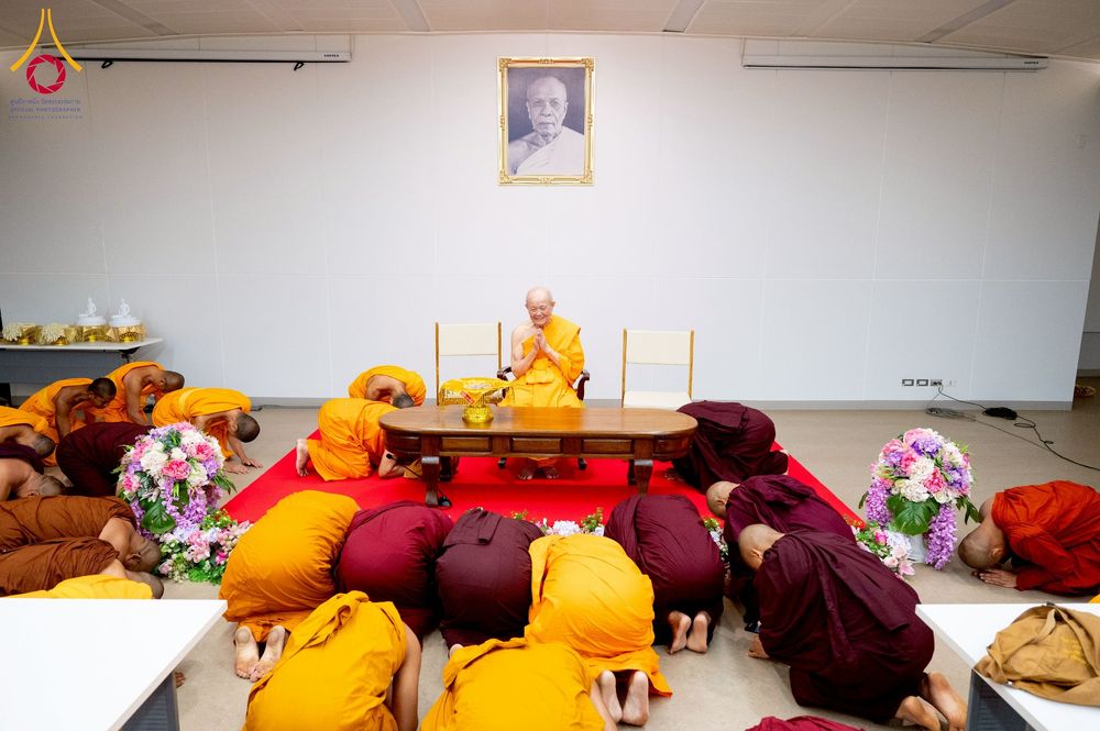 ภาพ No.222713:วันที่ 23 เมษายน พ.ศ. 2568 หลวงพ่อทัตตชีโวต้อนรับคณะสงฆ์เนปาล ณ อาคาร 100 ปี คุณยายมหารัตนอุบาสิกาจันทร์ ขนนกยูง วัดพระธรรมกาย
