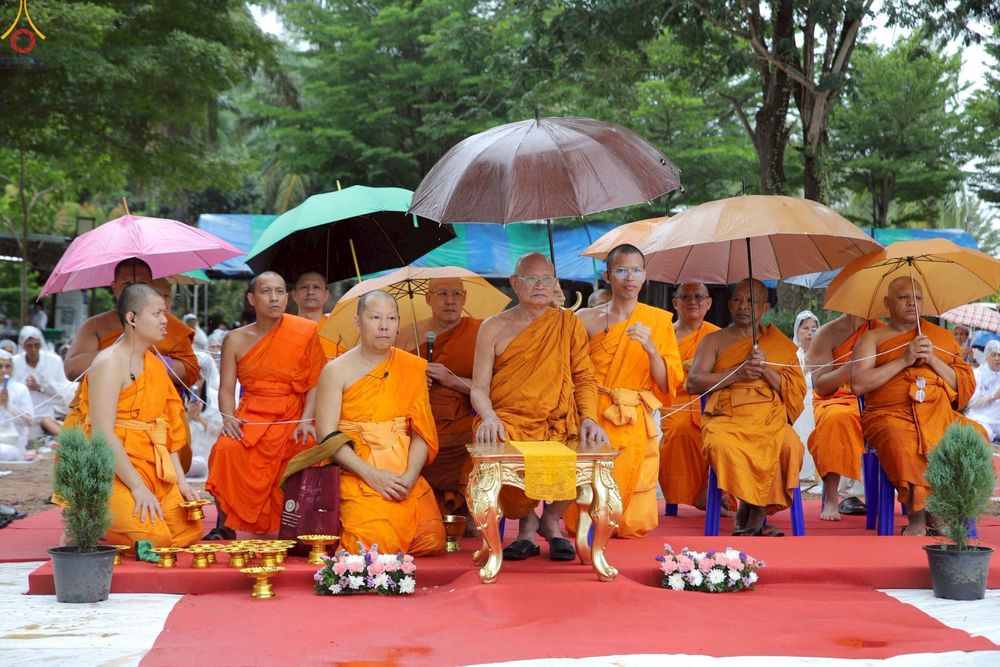 ภาพ No.234075:วันอาทิตย์ที่ 20 กรกฎาคม พ.ศ.2568 พิธีทอดผ้าป่า และพิธีตอกเสาเข็มต้นแรก สร้างอาคารปฏิบัติธรรมพระมงคลเทพมุนี ณ ศูนย์ปฏิบัติธรรมสุราษฏร์ธานี