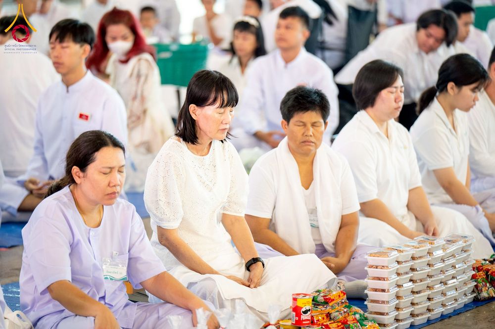 ภาพ No.256770:วันที่ 5 ตุลาคม พ.ศ. 2568 พิธีตักบาตร ข้าวสารอาหารแห้ง ณ บ้านแก้วเรือนทองคุณยายฯ สภาธรรมกายสากล วัดพระธรรมกาย