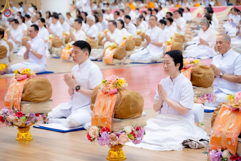 ภาพ No.180813:พิธีถวายภัตตาหารเมนูสวรรค์ และพิธีถวายอุปกรณ์กันหนาว แด่คณะพระภิกษุสามเณรวัดพระธรรมกาย วันอาทิตย์ที่ 8 ธันวาคม พ.ศ.2567 ณ สภาธรรมกายสากล วัดพระธรรมกาย