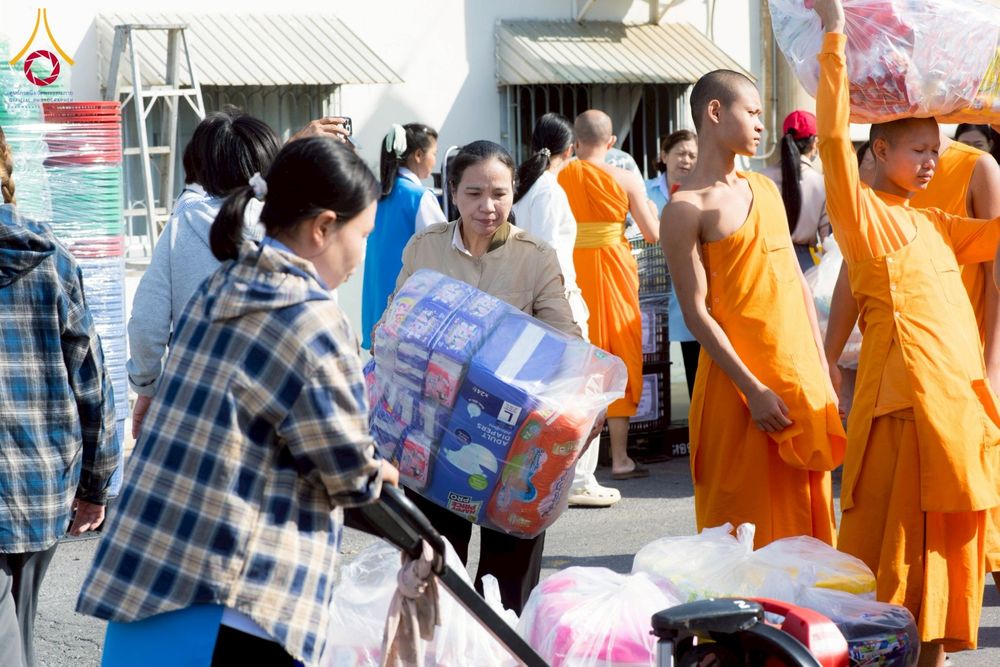 ภาพ No.273676:วันที่ 27 พฤศจิกายน พ.ศ. 2568 คณะศิษยานุศิษย์วัดพระธรรมกาย มูลนิธิธรรมกาย มอบอาหารและสิ่งของความช่วยเหลือให้พี่น้องชาวใต้ ผู้ประสบอุทกภัยน้ำท่วม