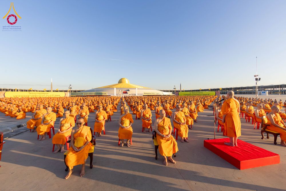 ภาพ No.285275:วันจันทร์ที่ 15 ธันวาคม พ.ศ.2568  บันทึกภาพหมู่ประวัติศาสตร์ โครงการบรรพชาอุปสมบทหมู่  รุ่นบูชาธรรมมหาปูชนียาจารย์ ประจำปี 2568 ณ ลานธรรมมหาธรรมกายเจดีย์ วัดพระธรรมกาย