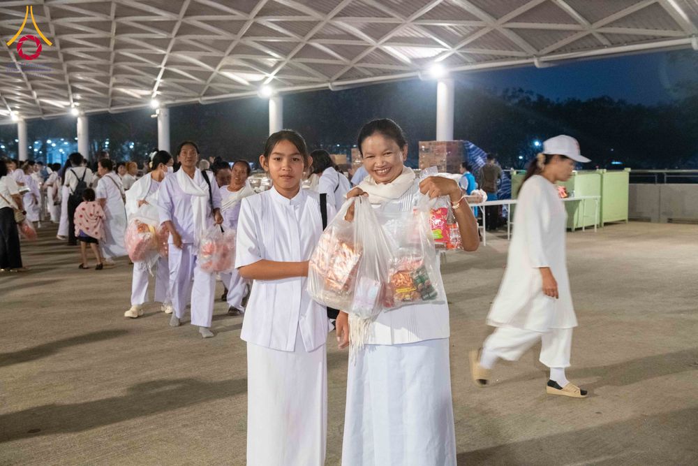 ภาพ No.308173:วันที่ 1  กุมภาพันธ์ พ.ศ. 2569 พิธีตักบาตรข้าวสารอาหารแห้ง ณ บ้านแก้วเรือนทองคุณยาย สภาธรรมกายสากล วัดพระธรรมกาย