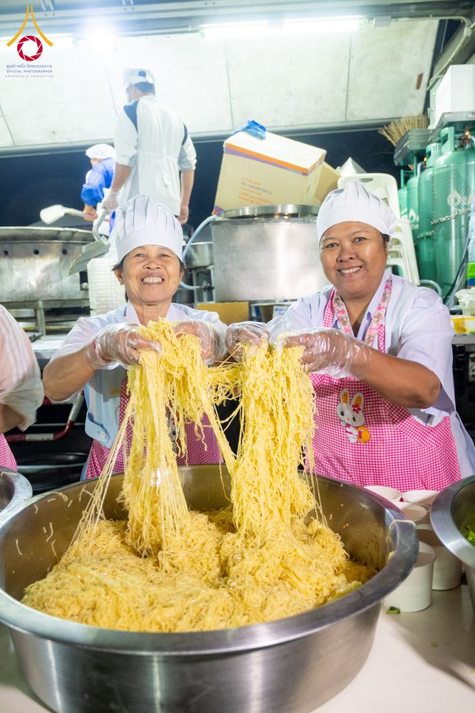 ภาพ No.293417:วันที่ 13 มกราคม พ.ศ. 2569 พิธีถวายภัตตาหารเป็นสังฆทาน แด่พระธรรมยาตรา ณ อนุสรณ์สถานมหาวิหารพระมงคลเทพมุนี (โลตัสแลนด์) อ.สองพี่น้อง จ.สุพรรณบุรี ในโครงการธรรมยาตรา กตัญญูบูชา มหาปูชนียาจารย์ พระมงคลเทพมุนี(สด จนฺทสโร) พระผู้ปราบมาร อนุสรณ์สถาน 7 แห่ง ปี