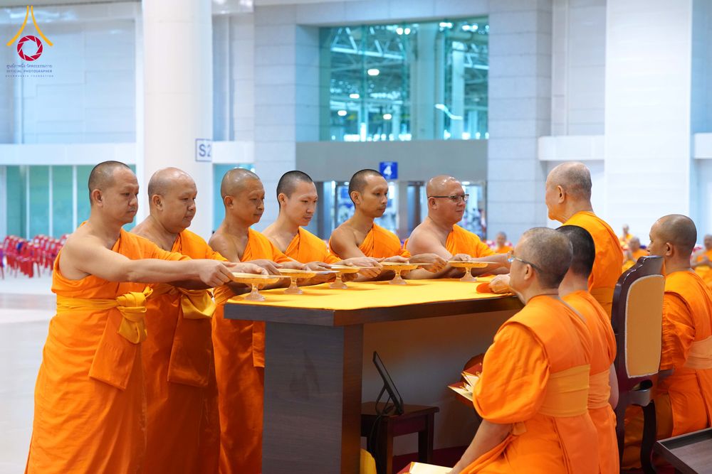 ภาพ No.285025:วันอาทิตย์ที่ 14 ธันวาคม พ.ศ.2568  พิธีปฏิบัติธรรม พิธีถวายภัตตาหารเป็นสังฆทาน พิธีมอบต้นสมบัติจักรพรรดิ ถวายแด่เจ้าอาวาสและประธานสงฆ์ 236 ศูนย์ส่งเสริมศีลธรรมทั่วโลก ณ สภาธรรมกายสากล วัดพระธรรมกาย