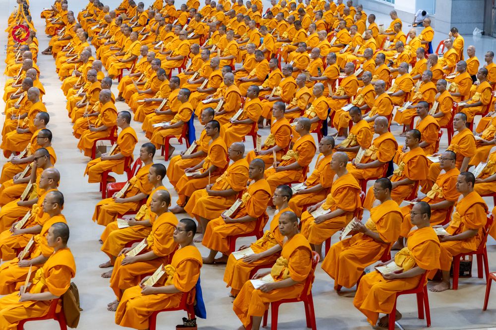 ภาพ No.284902:วันอาทิตย์ที่ 14 ธันวาคม พ.ศ.2568  พิธีปฏิบัติธรรม พิธีถวายภัตตาหารเป็นสังฆทาน พิธีมอบต้นสมบัติจักรพรรดิ ถวายแด่เจ้าอาวาสและประธานสงฆ์ 236 ศูนย์ส่งเสริมศีลธรรมทั่วโลก ณ สภาธรรมกายสากล วัดพระธรรมกาย