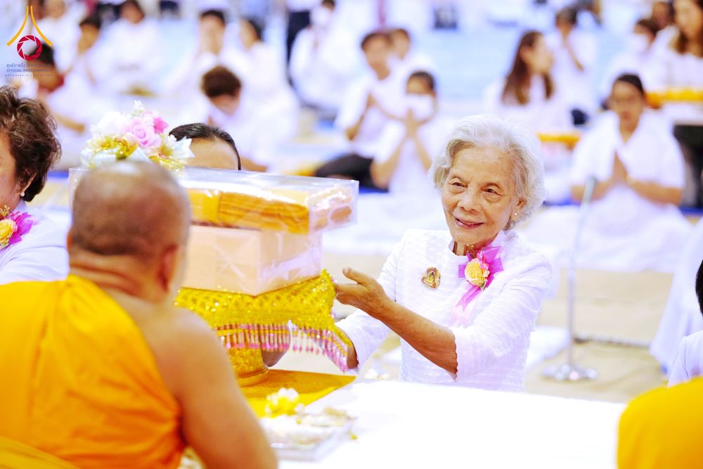 ภาพ No.303116:วันที่ 26 มกราคม พ.ศ. 2569 พิธีถวายภัตตาหารเป็นสังฆทาน แด่พระธรรมยาตรา ณ วัดพระธรรมกาย  จังหวัดปทุมธานี ในโครงการธรรมยาตรา กตัญญูบูชา มหาปูชนียาจารย์ พระมงคลเทพมุนี(สด จนฺทสโร) พระผู้ปราบมาร อนุสรณ์สถาน 7 แห่ง ปีที่ 14