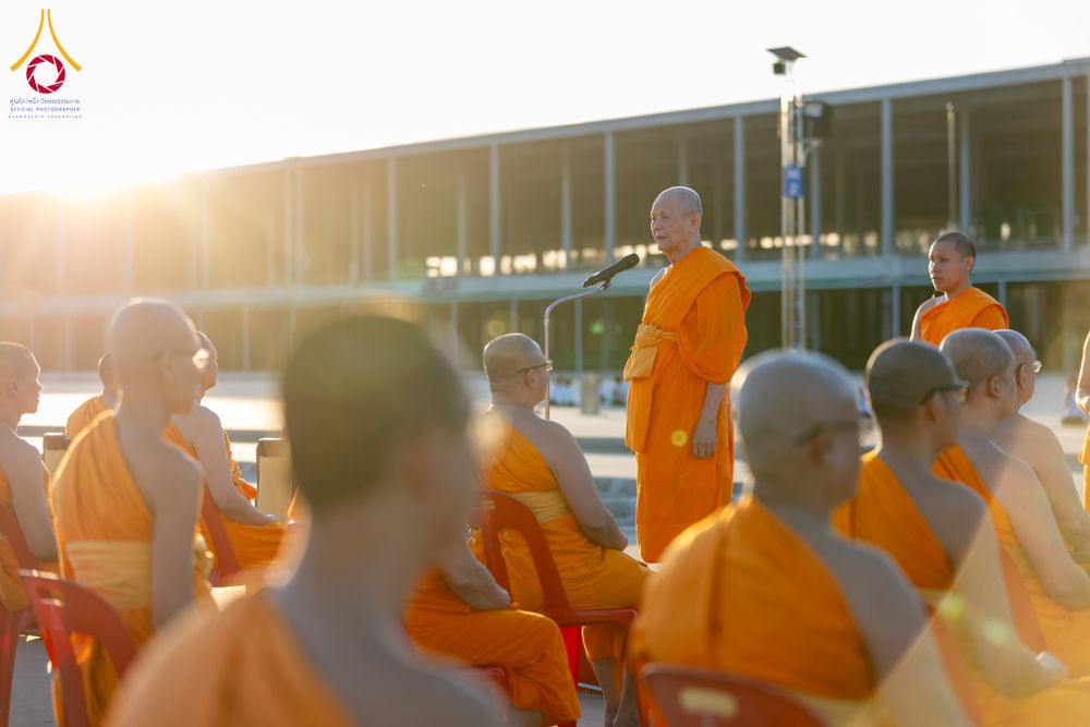 ภาพ No.285260:วันจันทร์ที่ 15 ธันวาคม พ.ศ.2568  บันทึกภาพหมู่ประวัติศาสตร์ โครงการบรรพชาอุปสมบทหมู่  รุ่นบูชาธรรมมหาปูชนียาจารย์ ประจำปี 2568 ณ ลานธรรมมหาธรรมกายเจดีย์ วัดพระธรรมกาย