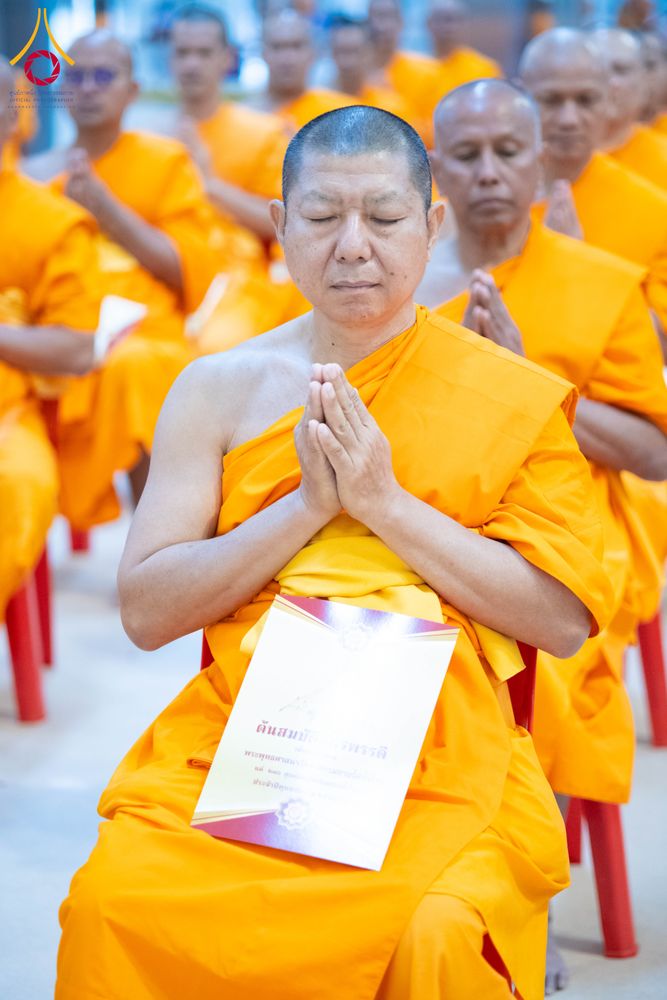 ภาพ No.285058:วันอาทิตย์ที่ 14 ธันวาคม พ.ศ.2568  พิธีปฏิบัติธรรม พิธีถวายภัตตาหารเป็นสังฆทาน พิธีมอบต้นสมบัติจักรพรรดิ ถวายแด่เจ้าอาวาสและประธานสงฆ์ 236 ศูนย์ส่งเสริมศีลธรรมทั่วโลก ณ สภาธรรมกายสากล วัดพระธรรมกาย