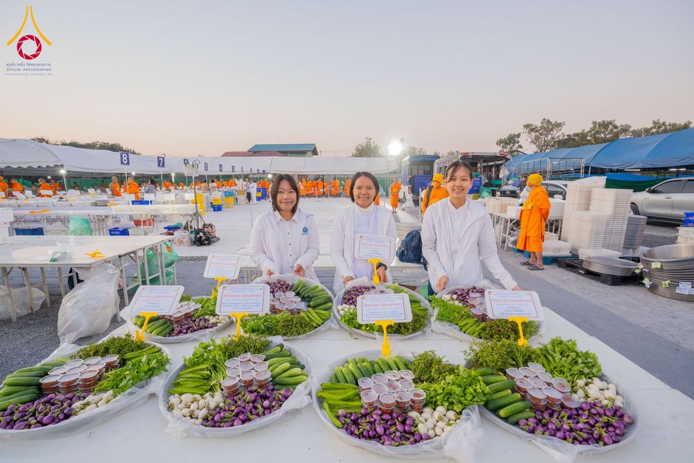 ภาพ No.292325:วันที่ 11 มกราคม พ.ศ. 2569 พิธีถวายภัตตาหารเป็นสังฆทาน แด่พระธรรมยาตรา ในโครงการธรรมยาตรา กตัญญูบูชา มหาปูชนียาจารย์ พระมงคลเทพมุนี(สด จนฺทสโร) พระผู้ปราบมาร อนุสรณ์สถาน 7 แห่ง ปีที่ 14 ณ  อนุสรณ์สถานลำดับที่ 2  สถานที่ตั้งมโนปณิธานบวชตลอดชีวิต อนุสรณ์สถ