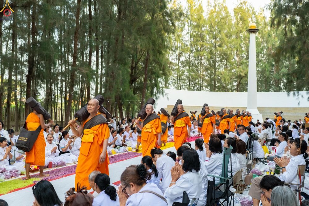 ภาพ No.287870:วันที่ 3 มกราคม พ.ศ. 2569 พิธีต้อนรับพระธรรมยาตรา ครั้งที่ 2 (ภาพชุดที่ 2) ในโครงการธรรมยาตรา กตัญญูบูชา มหาปูชนียาจารย์ พระมงคลเทพมุนี(สด จนฺทสโร) พระผู้ปราบมาร อนุสรณ์สถาน 7 แห่ง ปีที่ 14 ณ อนุสรณ์สถานมหาวิหารพระมงคลเทพมุนี (โลตัสแลนด์) อ.สองพี่น้อง จ.
