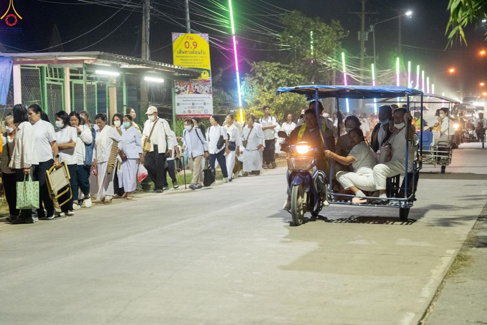 ภาพ No.294183:วันที่ 13 มกราคม พ.ศ. 2569 พิธีจุดประทีปถวายเป็นพุทธบูชา และบูชาธรรมมหาปูชนียาจารย์  (ภาพชุดที่ 2) ณ วัดสองพี่น้อง ต.ต้นตาล อ.สองพี่น้อง จ.สุพรรณบุรี ในโครงการธรรมยาตรา กตัญญูบูชา มหาปูชนียาจารย์ พระมงคลเทพมุนี(สด จนฺทสโร) พระผู้ปราบมาร อนุสรณ์สถาน 7 แห่