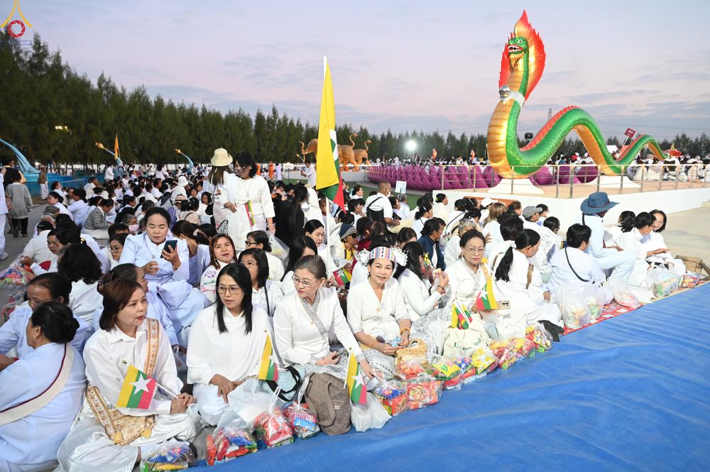 ภาพ No.302408:วันที่ 24 มกราคม พ.ศ. 2569 พิธีตักบาตรพระธรรมยาตรา ณ อนุสรณ์สถานลำดับที่ 5 สถานที่เผยแผ่วิชชาธรรมกายครั้งแรก อนุสรณ์สถานบางปลา วัดบางปลา อำเภอบางเลน จังหวัดนครปฐม ในโครงการธรรมยาตรา กตัญญูบูชา มหาปูชนียาจารย์ พระมงคลเทพมุนี(สด จนฺทสโร) พระผู้ปราบมาร อนุส