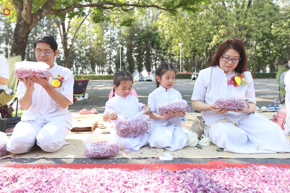 ภาพ No.304024:วันที่ 25 มกราคม พ.ศ. 2569 พิธีต้อนรับพระธรรมยาตรา  รร.สามัคคีราษฏร์บำรุง-วัดพระธรรมกาย ในโครงการธรรมยาตรา กตัญญูบูชา มหาปูชนียาจารย์ พระมงคลเทพมุนี(สด จนฺทสโร) พระผู้ปราบมาร อนุสรณ์สถาน 7 แห่ง ปีที่ 14