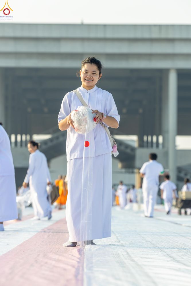 ภาพ No.279940:วันที่ 1 มกราคม พ.ศ.2569 พิธีตักบาตรในวันขึ้นปีใหม่ ณ ลานธรรม วัดพระธรรมกาย