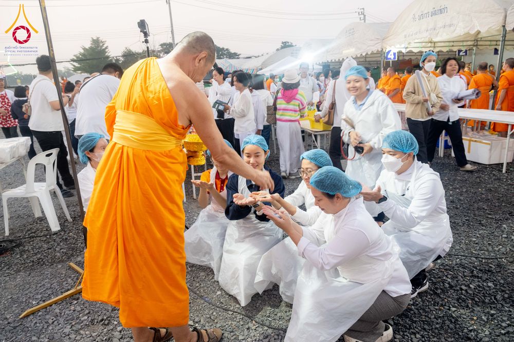 ภาพ No.295621:วันที่ 16 มกราคม พ.ศ. 2569 พิธีถวายภัตตาหารเป็นสังฆทาน แด่พระธรรมยาตรา ณ วัดโบสถ์บน ต.บางคูเวียง จ.นนทบุรี อนุสรณ์สถานลำดับที่ 4 สถานที่เกิดด้วยกายธรรม ในโครงการธรรมยาตรา กตัญญูบูชา มหาปูชนียาจารย์ พระมงคลเทพมุนี(สด จนฺทสโร) พระผู้ปราบมาร อนุสรณ์สถาน 7 แ