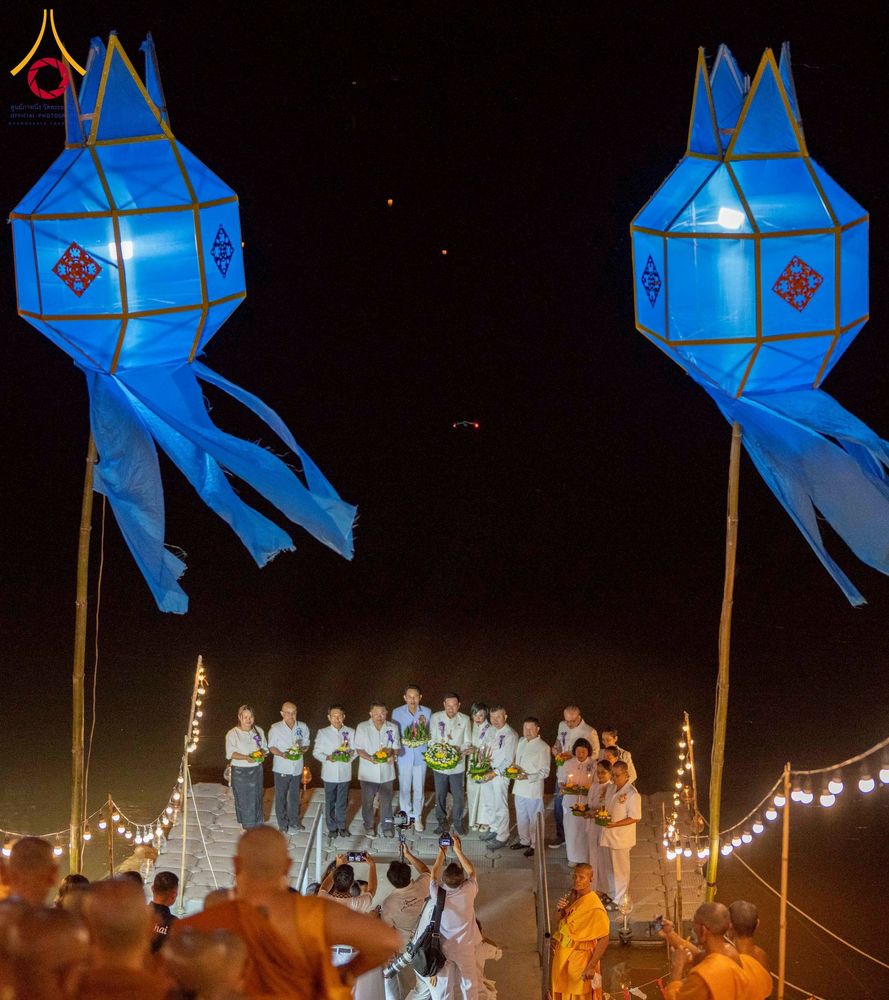 ภาพ No.266223:วันพุธที่ 5 พฤศจิกายน พ.ศ. 2568 (วันพระ ขึ้น 15 ค่ำ เดือน 12) พิธีจุดประทีปโคมลาน, โคมลอย และลอยกระทง ถวายประทีปเป็นพุทธบูชา สร้างความสว่างไสวให้กับแผ่นดินด้วยแสงธรรม ณ พุทธอุทยานนานาชาติ จังหวัดหนองคาย