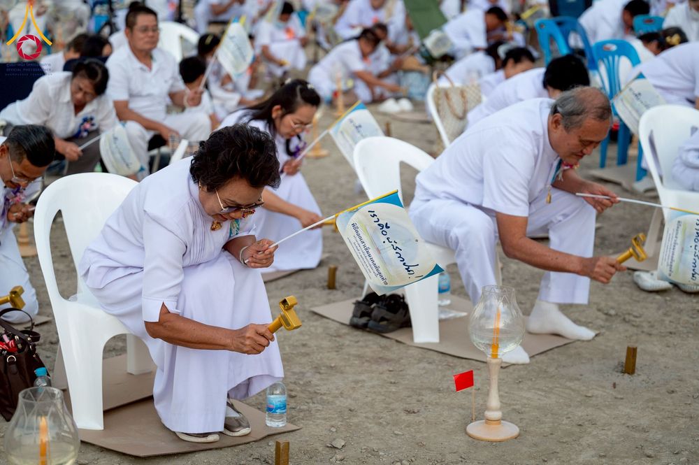 ภาพ No.275207:วันอาทิตย์ที่ 30 พฤศจิกายน พ.ศ. 2568 พิธีตอกเสาเข็ม "สร้างองค์พระเจดีย์เพื่อสร้างสันติภาพโลก" ต้นสุดท้าย ณ ศูนย์ปฏิบัติธรรมระยอง (บ้านช่องลม)