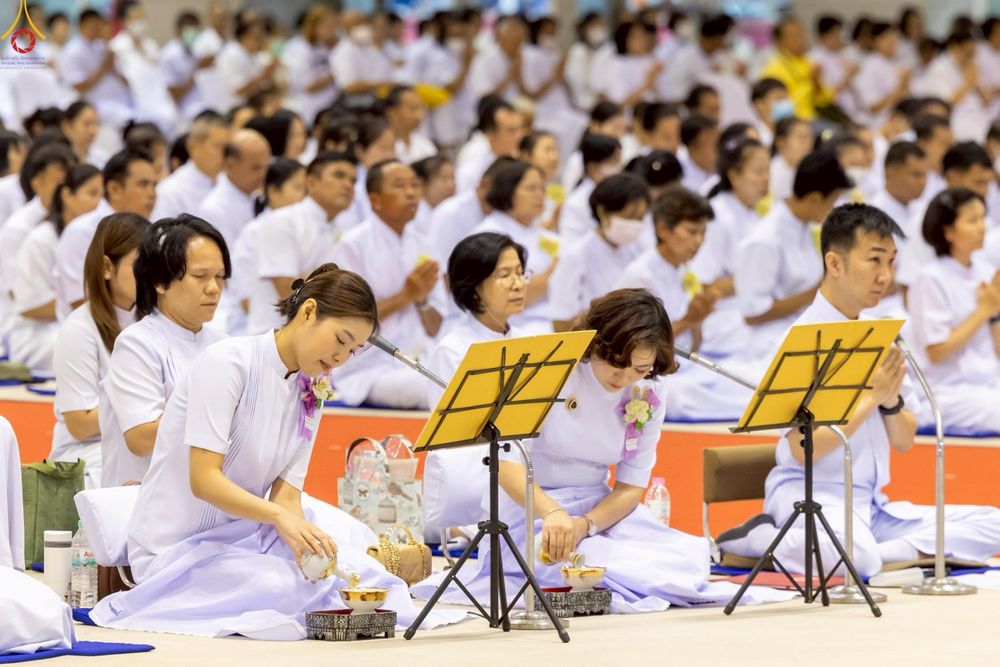 ภาพ No.233890:วันเสาร์ที่ 19 กรกฎาคม พ.ศ.2568 วันมหารำลึก ครั้งที่ 35 พิธีรำลึกถึงนักสร้างบารมี , พิธีสวดพระพุทธมนต์ , พิธีทอดผ้าบังสกุลและถวายไทยธรรม วัดพระธรรมกาย