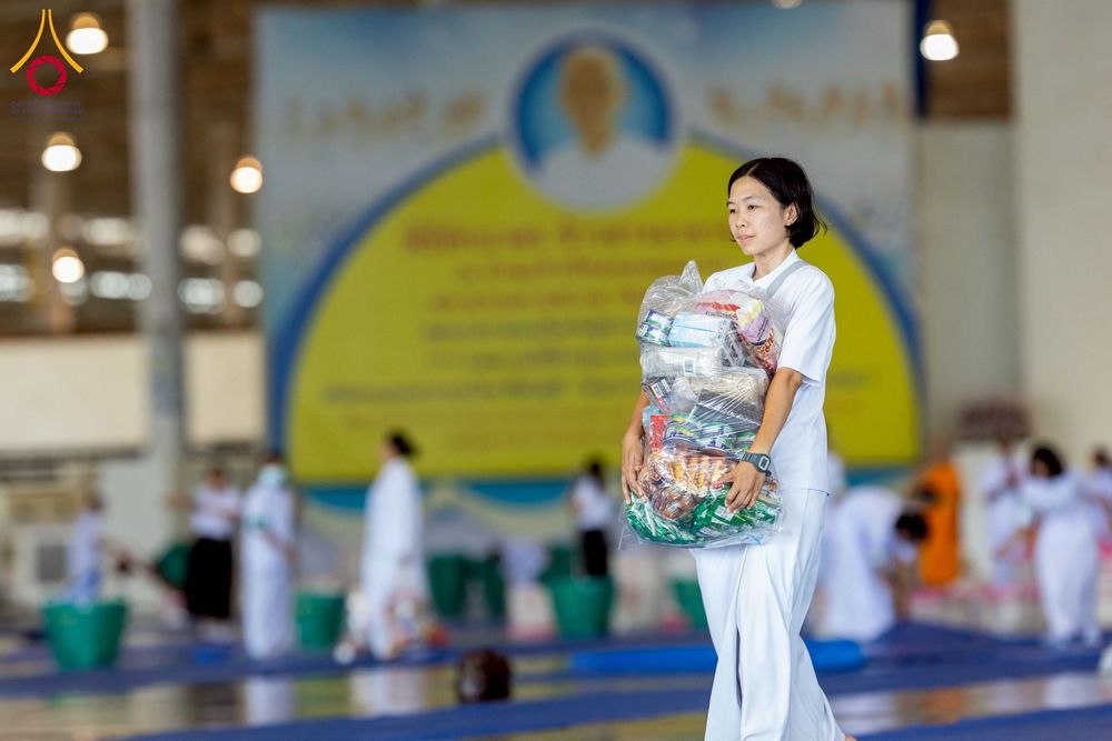 ภาพ No.256891:วันที่ 5 ตุลาคม พ.ศ. 2568 พิธีตักบาตร ข้าวสารอาหารแห้ง ณ บ้านแก้วเรือนทองคุณยายฯ สภาธรรมกายสากล วัดพระธรรมกาย