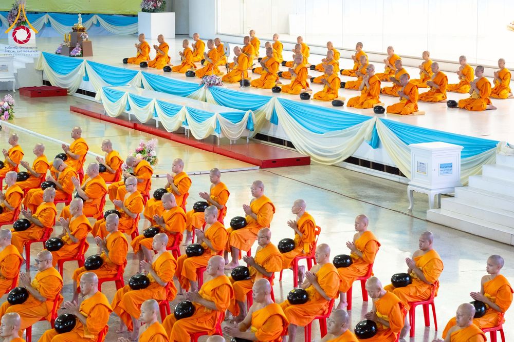 ภาพ No.256747:วันที่ 5 ตุลาคม พ.ศ. 2568 พิธีตักบาตร ข้าวสารอาหารแห้ง ณ บ้านแก้วเรือนทองคุณยายฯ สภาธรรมกายสากล วัดพระธรรมกาย