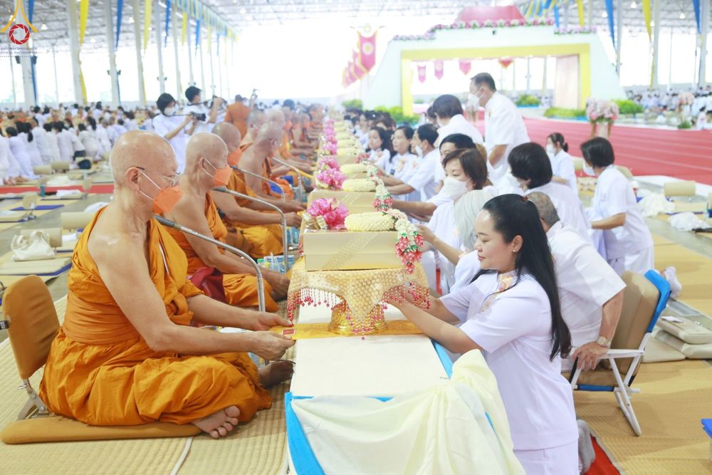 ภาพ No.85340:พิธีถวายมหาสังฆทานคณะสงฆ์ 2000 กว่าวัดทั่วประเทศปีที่ 23, พิธีถวายไทยธรรมคณะสงฆ์ 323 วัด 4 จังหวัดชายแดนภาคใต้, พิธีมอบปัจจัยช่วยเหลือครู 4 จังหวัดชายแดนภาคใต้ ณ สภาธรรมกายสากล วัดพระธรรมกาย ในวันสมาธิโลก อาทิตย์ที่ 6 สิงหาคม พ.ศ. 2566