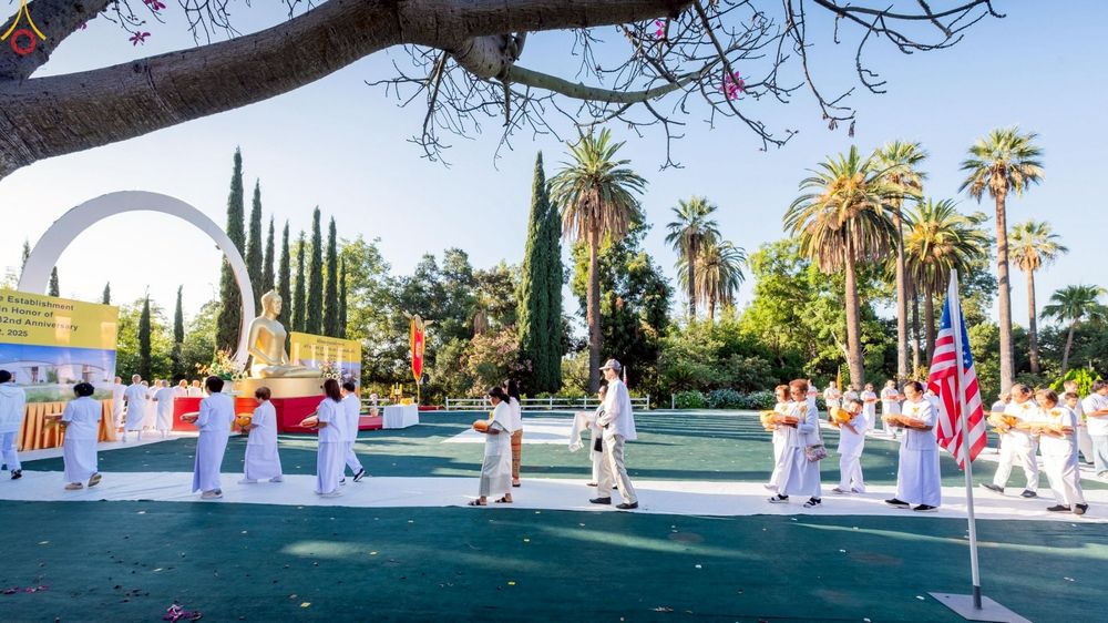 ภาพ No.252214:วันที่ 4-5 ตุลาคม พ.ศ. 2568  วัดพระธรรมกายแคลิฟอร์เนีย ประเทศสหรัฐอเมริกา ได้จัดพิธีตัดปอยผม โดยคณะสงฆ์ ญาติ ๆ และสาธุชน ให้กับนาคธรรมทายาท 8 ท่าน และได้จัดพิธีบรรพชา-อุปสมบท ฉลองพิธีทอดกฐินบรมจักรพรรดิ สร้างอุโบสถ 82 ปี บูชาธรรมหลวงพ่อธัมมชโย