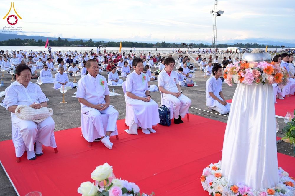 ภาพ No.250426:วันอังคารที่ 7 ตุลาคม พ.ศ. 2568 พิธีจุดประทีปบูชาพระรัตนตรัย ณ ลานธรรมปทุมรัตน์ธรรมเจดีย์ พุทธอุทยานนานาชาติ อ.โพนพิสัย จ.หนองคาย