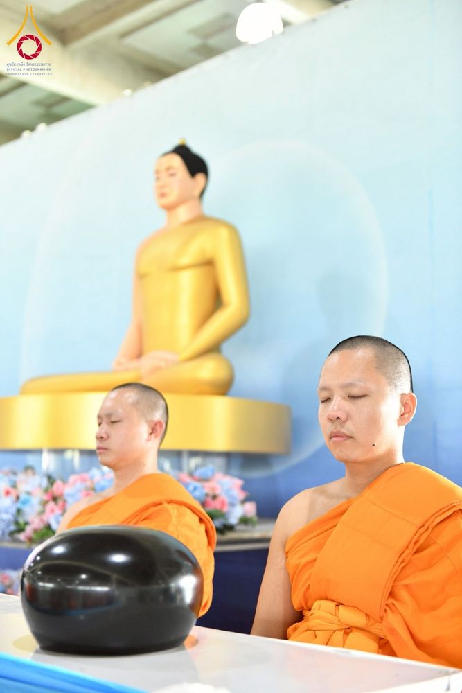 ภาพ No.256644:วันที่ 11 ตุลาคม พ.ศ. 2568 พิธีตักบาตรฉลองพระใหม่  โครงการอุปสมบทบูชาธรรม 141 ปี  พระมงคลเทพมุนี (สด จนฺทโร) ผู้ค้นพบวิชชาธรรมกาย ณ มหาวิหารคด 9 วัดพระธรรมกาย