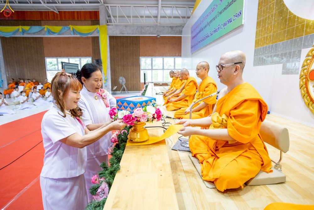 ภาพ No.249050:วันที่ 26-28 กันยายน พ.ศ. 2568 โครงการอบรม อุบาสกแก้ว อุบาสิกาแก้ว รุ่นที่ 3  ณ ศูนย์ปฏิบัติธรรมสมุทรปราการ ได้รับความเมตตาจากคณะสงฆ์ในพื้นที่  รวมถึงผู้บริหารสถานศึกษา ที่นำนักเรียนระดับมัธยมปลาย  มารับฟังข้อมูลเพื่อที่จะเป็นกำลังสำคัญ ในการเข้าร่วมขบวน