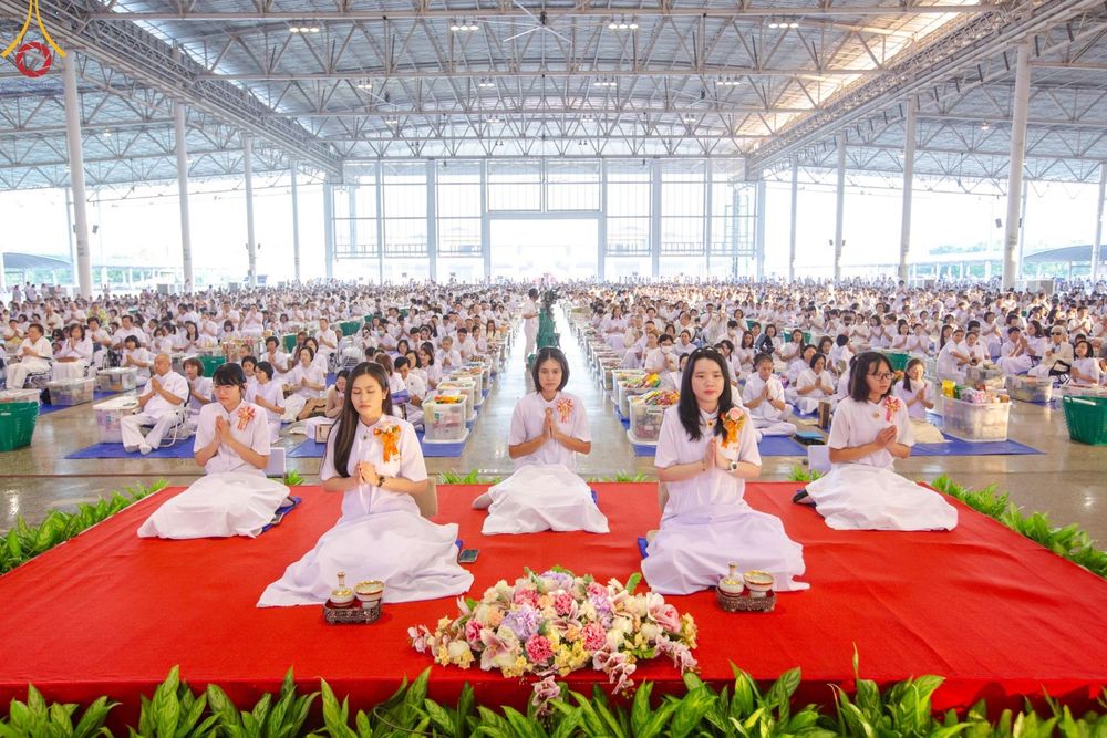 ภาพ No.177553:พิธีตักบาตรและพิธีบูชาข้าวพระ ในวันอาทิตย์ต้นเดือนที่ 1 ธันวาคม พ.ศ. 2567 ณ สภาธรรมกายสากล วัดพระธรรมกาย