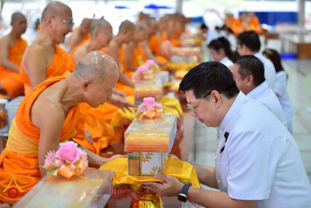 ภาพ No.267538:วันที่ 7 พฤศจิกายน พ.ศ. 2568 พสกนิกรอำเภอคลองหลวง รวมใจบำเพ็ญกุศลปัณรสมวาร (15 วัน) อุทิศถวายเป็นพระราชกุศลแด่ “สมเด็จพระพันปีหลวง” ณ วัดพระธรรมกาย