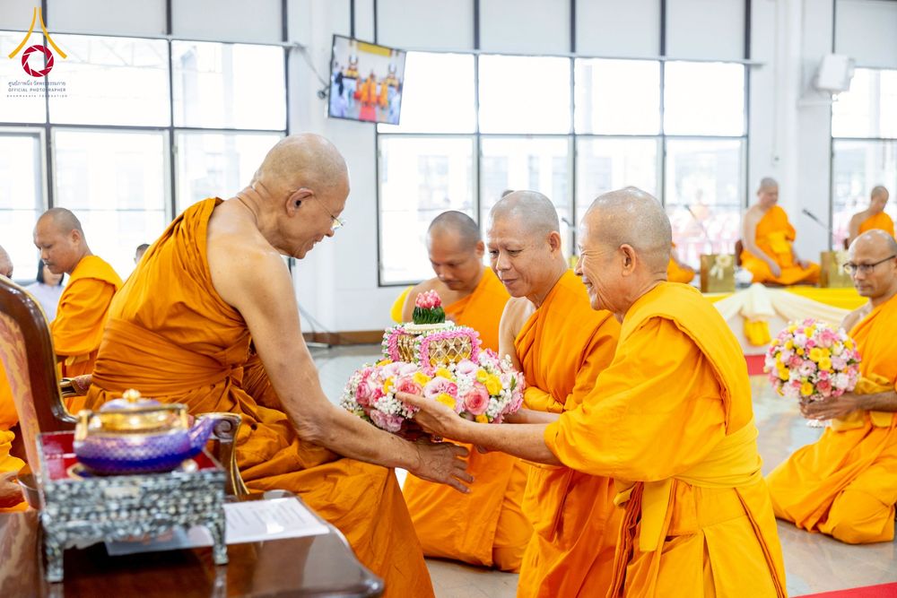 ภาพ No.276666:วันเสาร์ที่ 6 ธันวาคม พ.ศ. 2568 พิธีมุทิตาสักการะ เนื่องในโอกาสที่พระเดชพระคุณพระพรหมดิลก เจ้าอาวาสวัดสามพระยา วรวิหาร เมตตาเป็นประธานในพิธีตั้งฐานานุกรมใน พระราชวิเทศวชิรเวที (บัณฑิต วรปญฺโญ) ผู้ช่วยเจ้าอาวาสวัดพระธรรมกาย (ไวโรจน์ วิโรจโน) ผู้ช่วยเจ้าอา