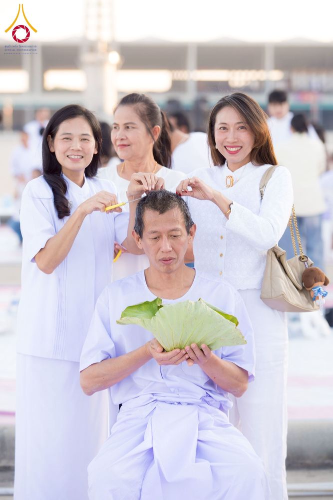 ภาพ No.274727:วันอาทิตย์ที่ 30 พฤศจิกายน พ.ศ. 2568 พิธีปลงผม โครงการอุปสมบทบูชาธรรมมหาปูชนียาจารย์ ปี 2568 ณ ลานธรรมพระมหาธรรมกายเจดีย์ ฝั่งทิศตะวันตก ระหว่างวิหารคดหมายเลข 8 และ 9 วัดพระธรรมกาย