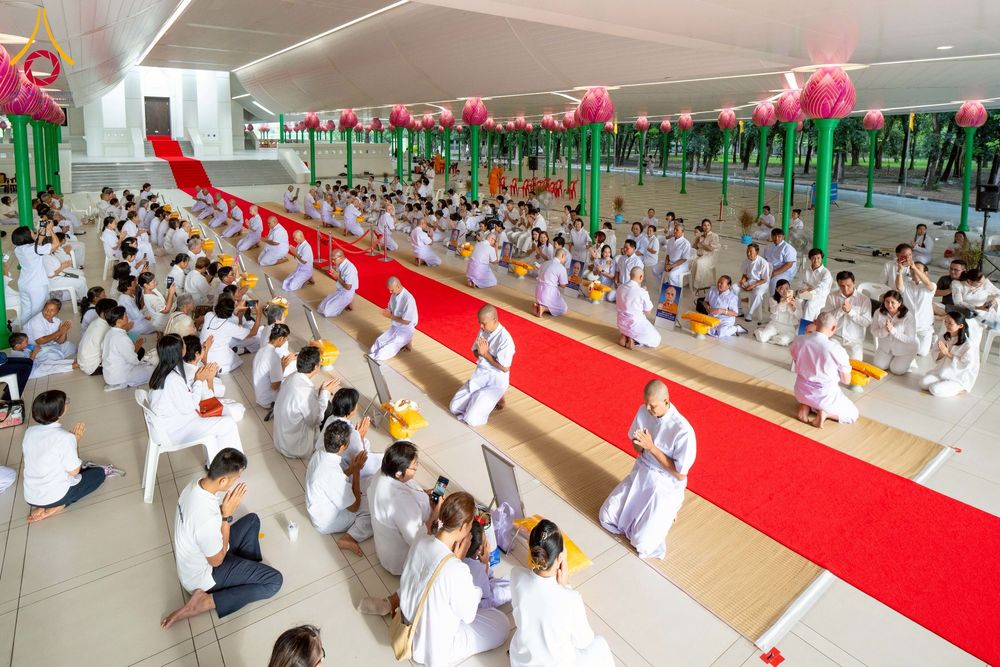 ภาพ No.244664:วันเสาร์ที่ 6 กันยายน พ.ศ. 2568 พิธีขอขมา-รับผ้าไตรของนาคธรรมทายาท โครงการอุปสมบทหมู่บูชาธรรมครบรอบ 108 ปี  วันครูผู้ค้นพบวิชชาธรรมกาย ณ โบสถ์พระไตรปิฎก วัดพระธรรมกาย