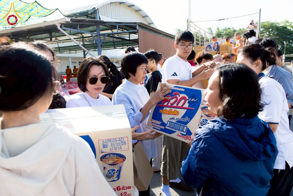ภาพ No.273653:วันที่ 27 พฤศจิกายน พ.ศ. 2568 คณะศิษยานุศิษย์วัดพระธรรมกาย มูลนิธิธรรมกาย มอบอาหารและสิ่งของความช่วยเหลือให้พี่น้องชาวใต้ ผู้ประสบอุทกภัยน้ำท่วม