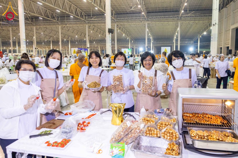 ภาพ No.306112:วันที่ 30 มกราคม พ.ศ. 2569 พิธีถวายภัตตาหารเป็นสังฆทาน แด่พระธรรมยาตรา ณ วัดพระธรรมกาย  จังหวัดปทุมธานี ในโครงการธรรมยาตรา กตัญญูบูชา มหาปูชนียาจารย์ พระมงคลเทพมุนี(สด จนฺทสโร) พระผู้ปราบมาร อนุสรณ์สถาน 7 แห่ง ปีที่ 14